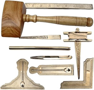 Ensemble d'outils maçonniques – Taille standard, finition dorée avec intérieur en velours noir, outils maçonniques avec boîte en bois – Équerre, Compas, G - Product Image 1