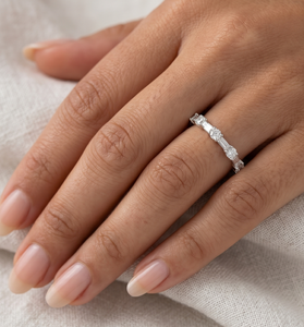 Bague de fiançailles en or massif 10K 14K 18K avec diamants de laboratoire taille baguette et ronds, couleur DEF, clarté VS VVS, certifiée IGI, bague éternité - Product Image 5