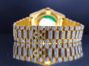 Reloj Moderno de Acero Inoxidable con Esfera de Cuarzo Moissanite VVs Clarity y Movimiento ETA, con un Toque de Lujo para Negocios y Viajes - Product Image 2