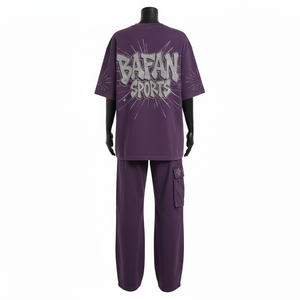 Camiseta morada de jersey de algodón premium de 220 GSM para mujer y pantalón cargo de sarga de 300 GSM con logotipo de transferencia térmica de diamantes de imitación. Conjuntos para mujer. - Product Image 2