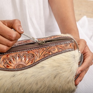 Western fabriqués à la main cheveux sur la peau usiné fourrure cuir bijoux pochette peau de vache cheveux maquillage Minimal sac demoiselle d'honneur cadeau parfait - Product Image 6