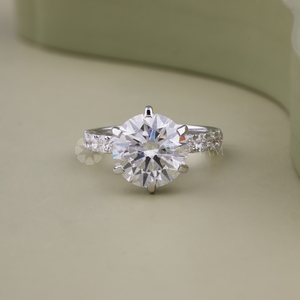 Anillo de oro blanco con diseño moderno, pavé y diamantes de laboratorio de corte redondo con certificado IGI y claridad VVS para mujer, de la India. - Product Image 1