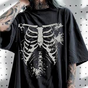 Camiseta gótica negra para mujer con estampado de esqueleto blanco, hombros caídos, cuello redondo, ajuste holgado, manga corta, top de algodón tipo jersey - Product Image 1