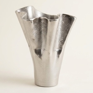 Vase à fleurs artisanal en aluminium argenté avec motif Soleil texturé, élégant centre de table décoratif en métal - Product Image 2