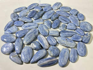 Cristaux de cyanite bleus naturels polis à la main sculptés à la main Vente en gros pour la décoration de pierres précieuses d'énergie de guérison Chakra Pierres précieuses en vrac - Product Image 3