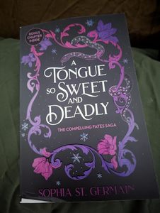 ลิ้นที่หวานและอันตรายขนาดนั้น โดย โซเฟีย เซนต์ เจอร์เมย์ หนังสือปกอ่อนคุณภาพสูง 450 หน้า นวนิยายโรแมนติกแนวแฟนตาซีสีดำ - Product Image 3