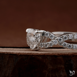 Anillo de Diamante Cultivado en Laboratorio con Corte Corazón de 0.5CT, Banda Cruzada con Pavé, Certificado IGI, Oro Blanco de 10K, Anillo de Novia - Product Image 2