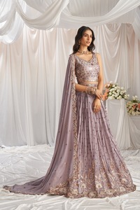 Ensemble Lehenga indien pakistanais brodé violet avec col en V et dupatta en tulle pour fêtes et mariages - Product Image 1