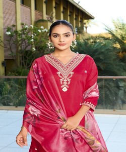 Atractivo conjunto de ropa étnica de lujo con bordado romano de algodón y lentejuelas, de secado rápido, con top, pantalón y dupatta, para uso festivo, precio al por mayor. - Product Image 5
