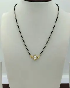 Collar Mangalsutra Tradicional Negro con Cuentas de 22K y Colgante de Perla Floral Dorada para Uso Diario y Ocasiones Especiales - Product Image 1