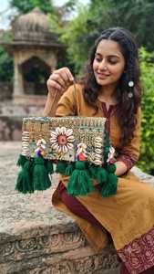 Bolso bandolera estilo boho banjara |   Bolso Artesanal de Patchwork y Conchas de Cauri |   Bolso bandolera hippie bordado |   Festival Étnico Bohemio - Product Image 5
