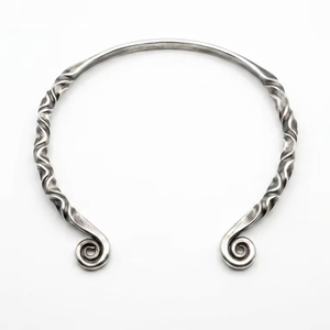 Collier ras du cou en laiton martelé fait main, collier ouvert artisanal pour femme, bijoux ethniques bohèmes - Product Image 1