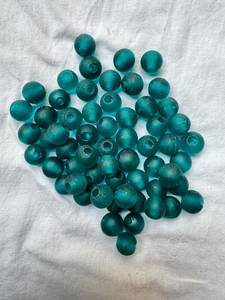 Cuentas de Vidrio al por Mayor |   Cuentas de Vidrio en Forma de Disco Redondo con Diseño en Espiral |   Cuentas de Vidrio Blancas, Azul Verdoso y Negras a Granel en Caja para la Fabricación de Joyas - Product Image 2