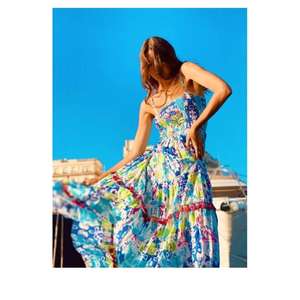 Robe longue décontractée d'été tie-dye spirale aux tons terreux, coupe ample et fluide, sans manches, avec fines bretelles - Product Image 4