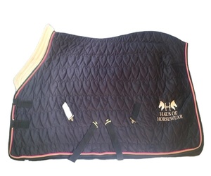 Elegante Manta para Caballo Acolchada con Diseño de Corazón, Impermeable, de Lana y Terciopelo, con Relleno de Piel de Oveja, Fabricante de Artículos Ecuestres - Product Image 1