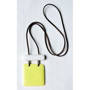 Collier en résine cristalline et en bois, surface polie, finition soignée - Product Image 5