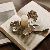 Porte-bougie en forme de fleur, finition argentée, parfait pour la décoration intérieure, centre de table et décoration festive, provenant d'Inde.