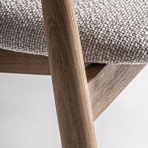 Silla de Comedor Contemporánea con Detalles en Bouclé, Silla de Madera Minimalista de Lujo para Restaurante y Hotel - Product Image 5