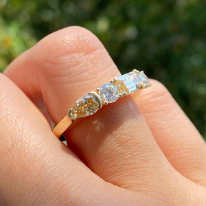 Anillo de Oro Amarillo con Diamantes de Corte Esmeralda, Corte Pera, Corte Redondo Blanco y Circonita Cúbica, Anillo de 4 Piedras, Oro Sólido de 10K, Anillos de Moissanita - Product Image 2