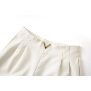 Shorts plissés noirs taille haute avec décor métallique en V, coupe élégante tissée, style classique pour femme - Product Image 6