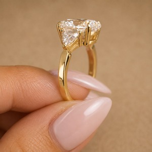 Bague de fiançailles pour femme en diamant de laboratoire ovale de 4 carats, or jaune 14 carats, pierres latérales en trilobis, certifiée IGI, clarté VVS2, couleur E - Product Image 2