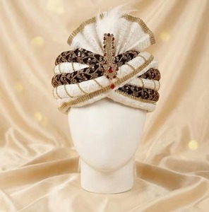 Turbante de terciopelo blanco y granate hecho a mano para novio con Kalgi de piedra roja de 56 cm, OEM, venta al por mayor, accesorio para la cabeza Pagri para bodas indias - Product Image 6