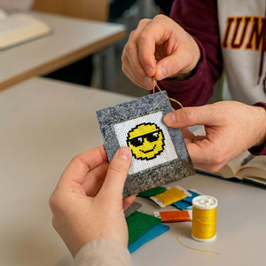 ชุดอุปกรณ์ปักผ้าสำหรับผู้เริ่มต้น ชุดปักครอสติชสำหรับทำซองใส่บัตร พร้อมชุดอุปกรณ์งานฝีมือครบชุด - Product Image 3