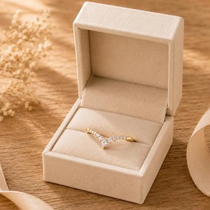 Bague minimaliste empilable en or massif 10K 14K 18K avec diamants de laboratoire de couleur DEF, clarté VS VVS, taille marquise et ronde, et bande incurvée en chevron - Product Image 1