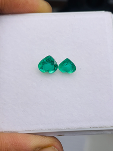 Esmeralda Natural Corte Corazón Origen Zambia 2 Piezas 2.11 Quilates Calidad AAA Certificado IGI Brillo Excelente Color Verde 5-8mm Tratamientos - Product Image 3