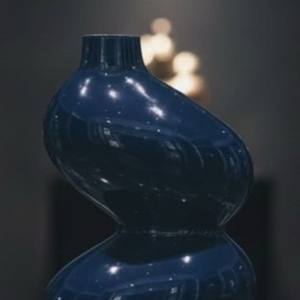 Vase à fleurs en spirale en métal bleu moderne, finition brillante, art abstrait, vase décoratif pour la maison, centre de table et décoration pour le salon - Product Image 3