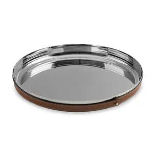 Plateau de service rond en métal avec bord en cuir, finition polie, design minimaliste, durable pour les fêtes - Product Image 4