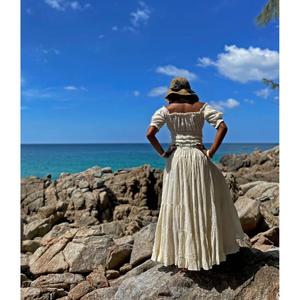 Ensemble deux pièces bohème blanc pour femme, haut court smocké à épaules dénudées et jupe longue étagée fluide, tenue de plage et de villégiature, ensemble coordonné - Product Image 4