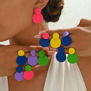 Boucles d'oreilles classiques en résine à clipser pour femmes - Tendance, élégantes, décontractées et idéales pour les soirées - Product Image 1