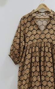 Vestido Midi Formal Personalizable Estilo Bohemio con Cuello en V, Manga Abullonada, Estampado Floral Hecho a Mano, 100% Algodón - Product Image 2