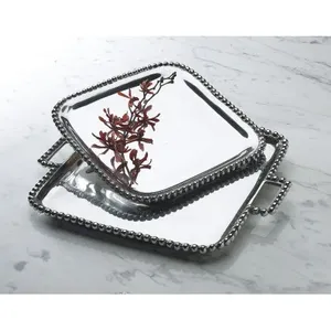 Plateau de service carré en métal avec bord perlé et poignées, design glamour poli pour les fêtes - Product Image 4