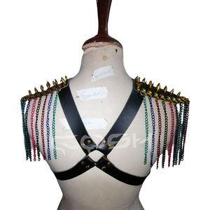 Arnés de hombro de piel sintética negra con púas y herrajes antiguos con cadenas multicolor. - Product Image 4