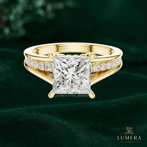 Bague moderne en or avec diamant de laboratoire taille princesse, sertie de quatre griffes, design triple bande, spéciale pour femme - Product Image 2