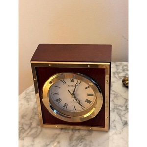 Reloj de Escritorio Citizen de Madera con Movimiento de Cuarzo, Números Romanos, Diseño Tradicional, Funciona con Batería, Visualización de Agujas - Product Image 2