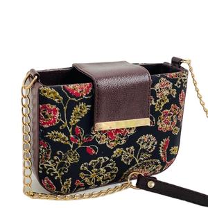 Sac bandoulière mini Midnight Garden Luxe moderne, doux, durable, imperméable, imprimé floral doré, avec chaîne, vegan, décontracté - Product Image 1
