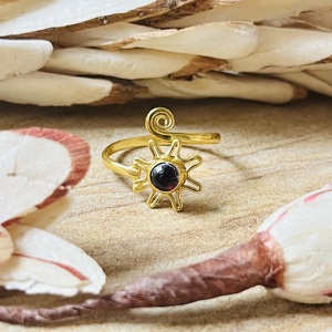 Nouvelles bagues en grenat au design optimal, bagues bohèmes en laiton pour femmes, plaquées or 18 carats, bijoux soleil céleste, design vague délicate, vente en gros/OEM/ODM - Product Image 4