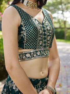 Conjunto de lehenga de seda jacquard verde con blusa bordada y dupatta de organza para bodas festivas - Product Image 6