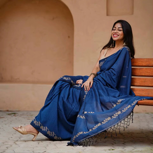 Sari traditionnel en coton bleu pour femmes - Vêtement ethnique de haute qualité, infroissable, protection solaire pour mariages, festivals, fêtes - Product Image 1