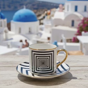 Ensemble tasse et soucoupe à café ou thé en céramique, design créatif, motif géométrique, avec anse et bordure dorées - Product Image 3