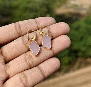 Boucles d'oreilles pendantes pour femmes, forme libre, pierre de calcédoine rose, plaqué or 18 carats, vente en gros - Product Image 3