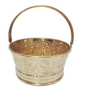 Cesta metálica con acabado dorado para decoración de hogares de lujo. Cesta metálica minimalista para organizar estantes y gabinetes. - Product Image 4