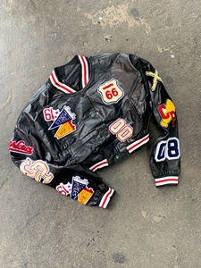 Chaqueta Varsity Corta de Cuero PU Personalizada al por Mayor con Bordado de Toalla, Insignias y Bolsillos con Ribete, Chaquetas Letterman - Product Image 2