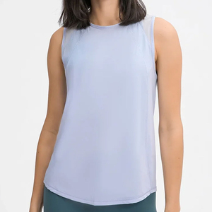 Camiseta sin mangas premium de algodón orgánico acanalado para mujer, transpirable, con colores y logotipo personalizables, estilo casual. - Product Image 3