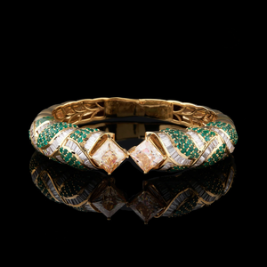 Bracelet manchette classique plaqué or 18 carats avec diamants taille princesse et émeraudes, design géométrique, pour femme, bijoux de soirée - Product Image 1