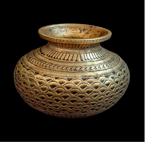 Lota tradicional de latón con motivos de pavo real grabados y un acabado de pátina oscura vintage. Disponible a precios de mayorista. - Product Image 5