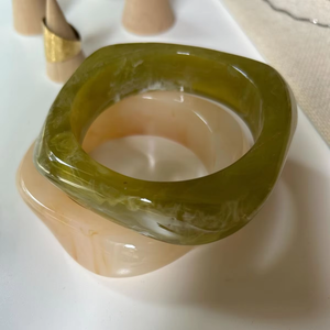 Brazalete de Resina al por Mayor, Brazalete Ovalado de Color, Forma Redonda Doble de Melocotón, Pétalo de Rosa Roja para Uso Artesanal - Product Image 1